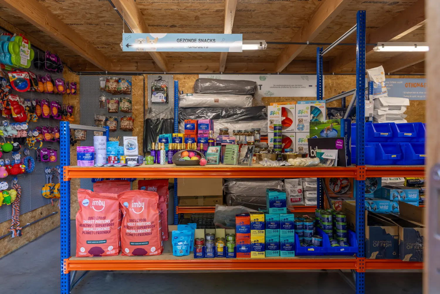 Hondenartikelen en voeding in winkel Bornem
